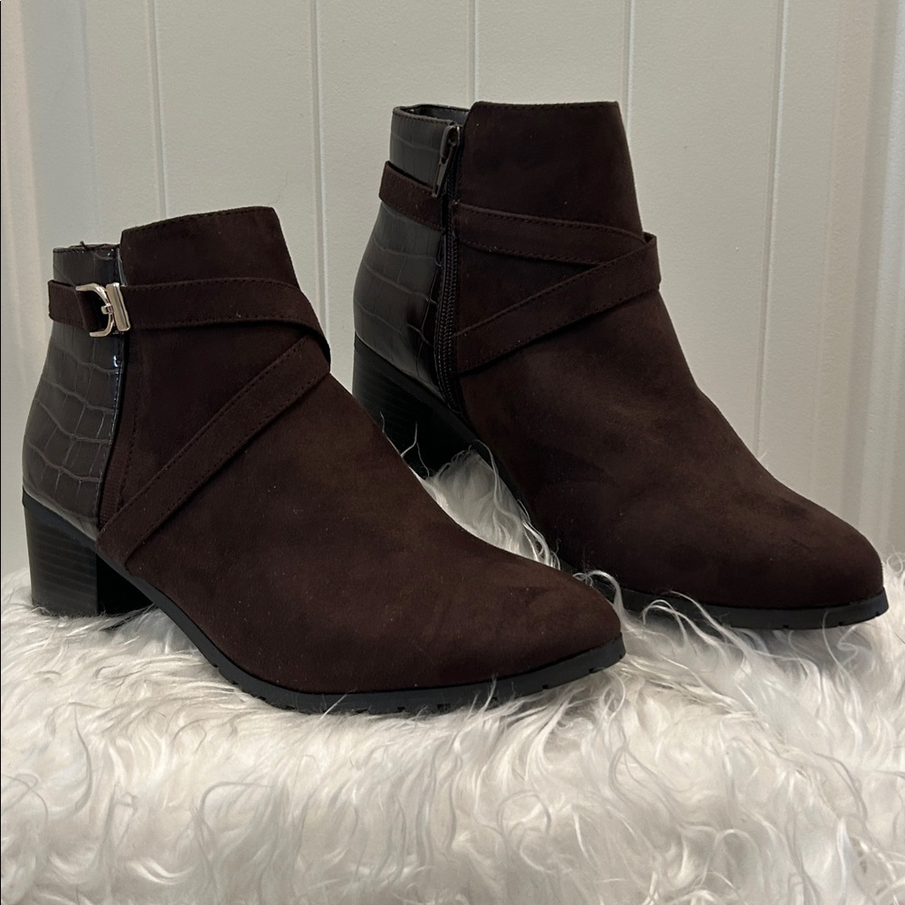 KAREN SCOTT Brown Ankle Booties Buckle Accent Almond Toe Block Heel Size 10 Wide - Picture 2 of 9